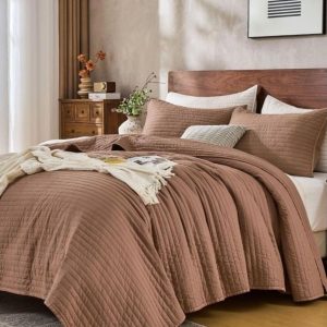 King Quilt Bedding Set with Shams-new